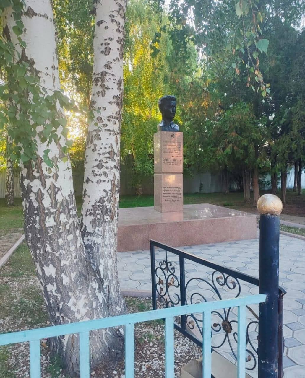 Памятник Лутпулле Мутәллипу среди деревьев